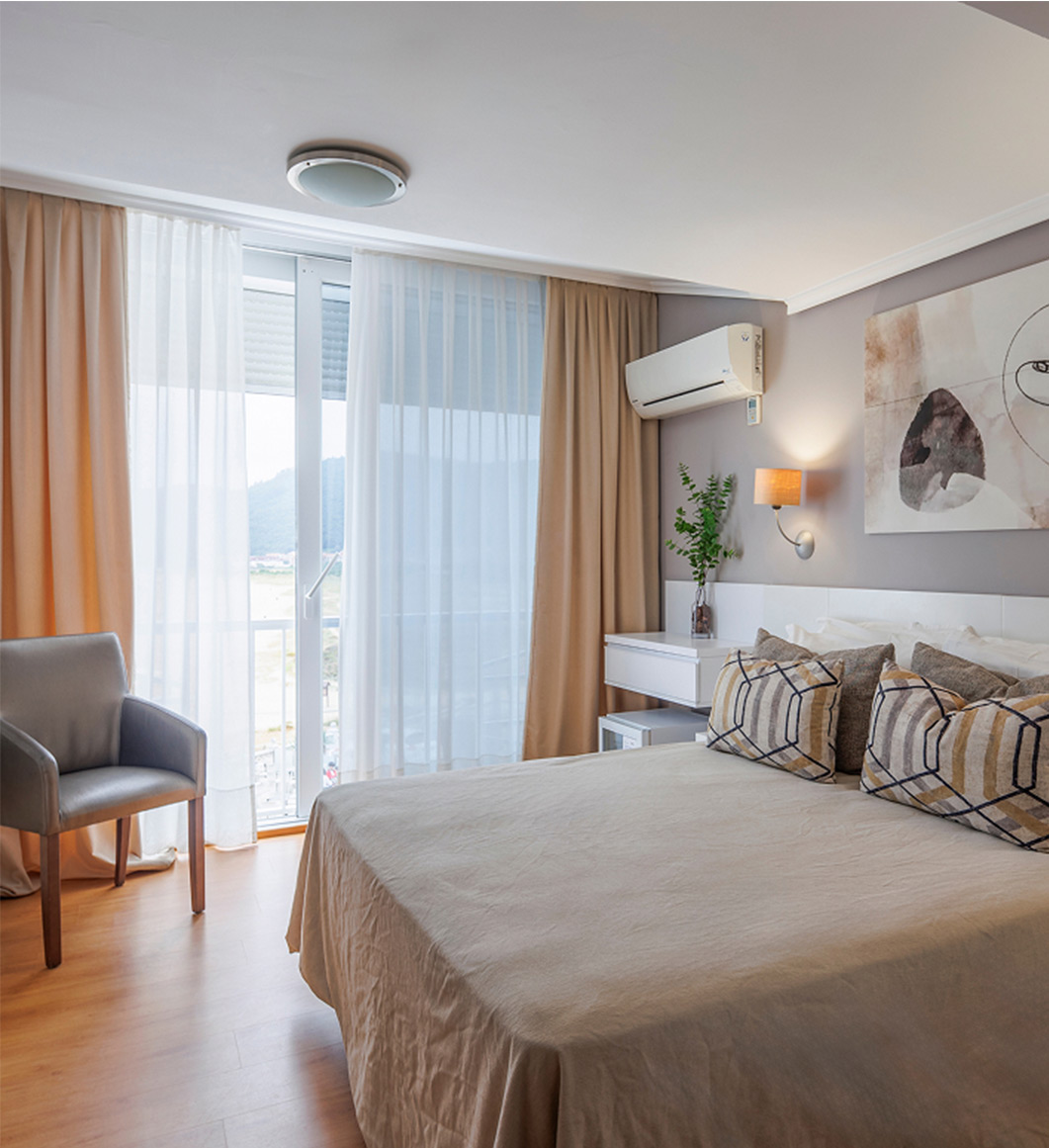 Habitación-con-vistas-al-mar-y-bañera-de-hidromasaje-d